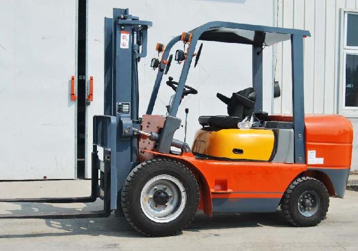 张家港港口集装箱内叉车卸货，如何操作才能又快又安全？